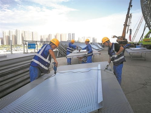 成都鳳凰山體育中心足球場建設加速 開始幕墻面板大面積施工